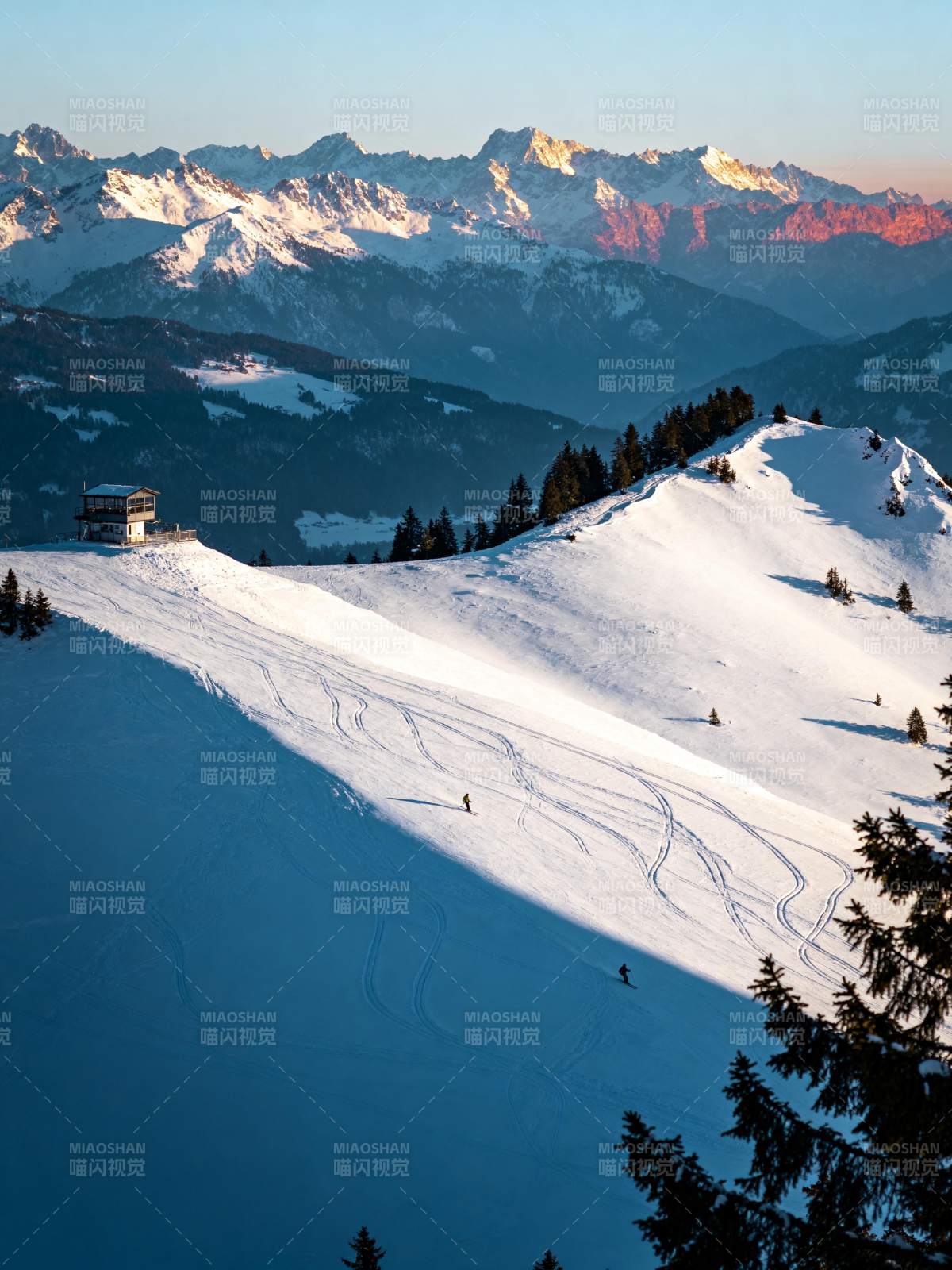 雪山滑雪胜景图片