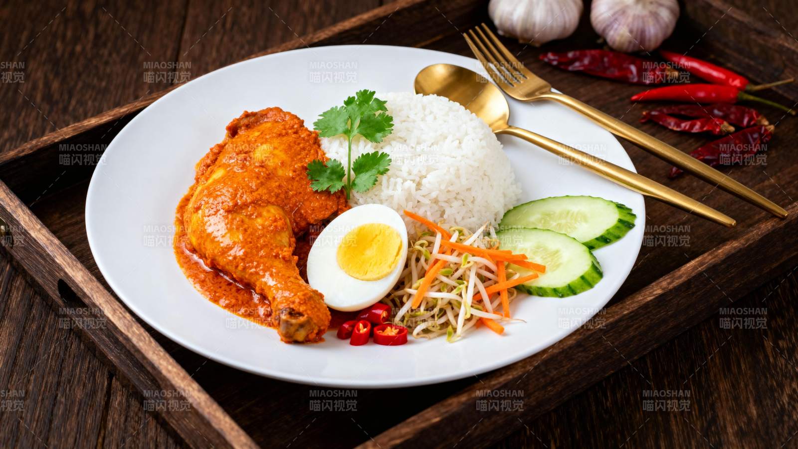 咖喱鸡饭配蔬菜图片