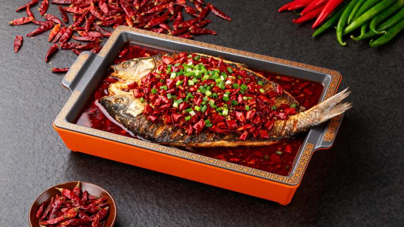 香辣烤鱼配辣椒图片
