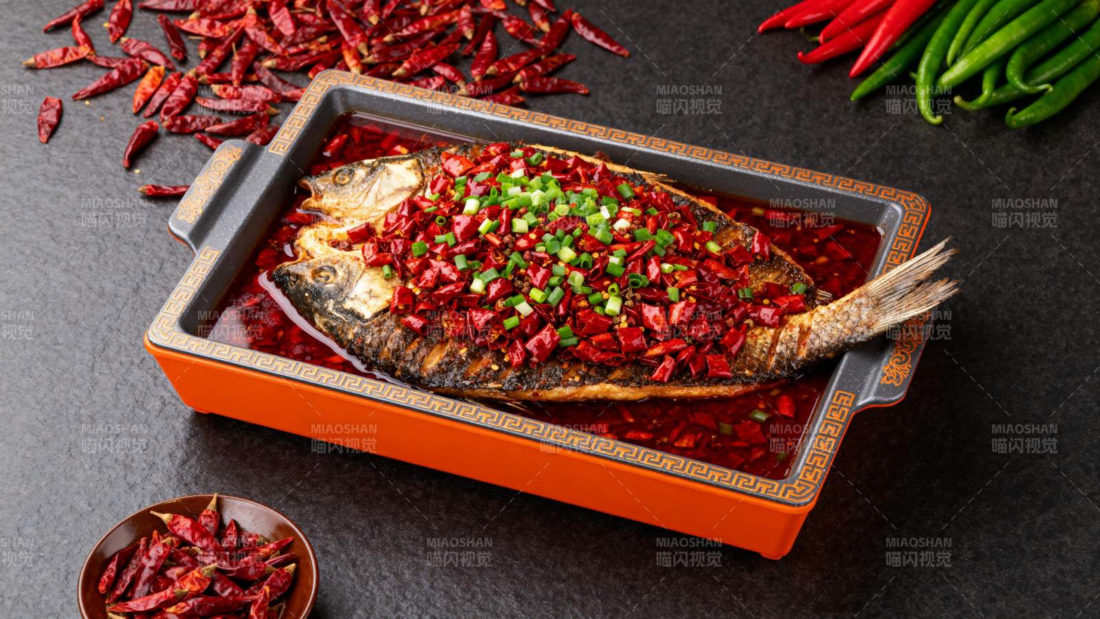 香辣烤鱼配辣椒图片