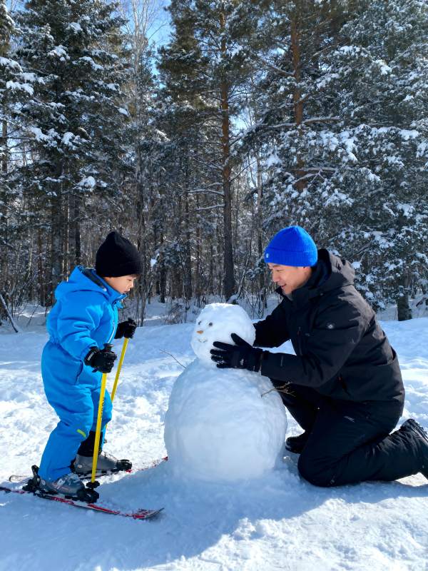 雪地堆雪人图片
