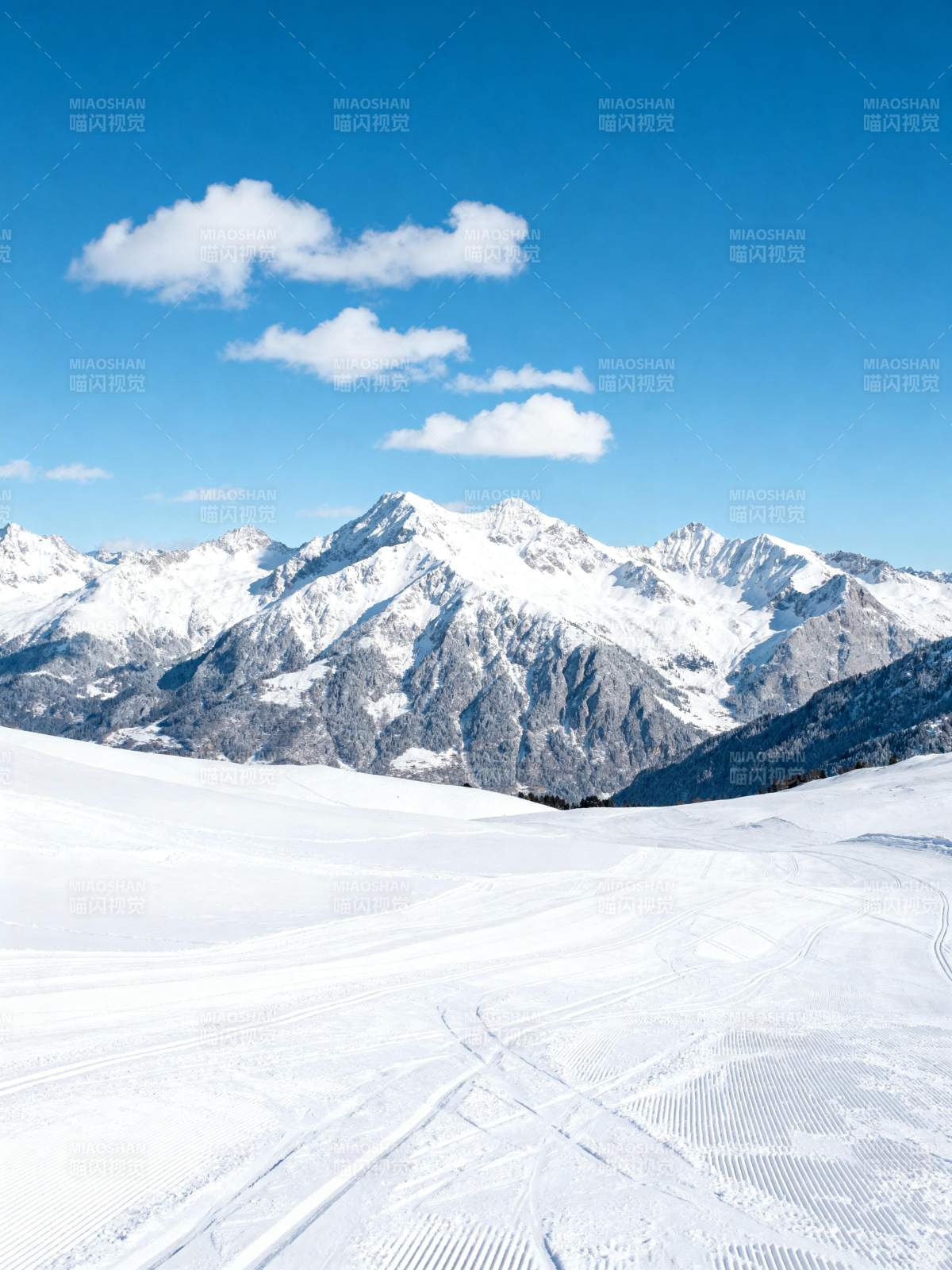 雪山雪道美景图片