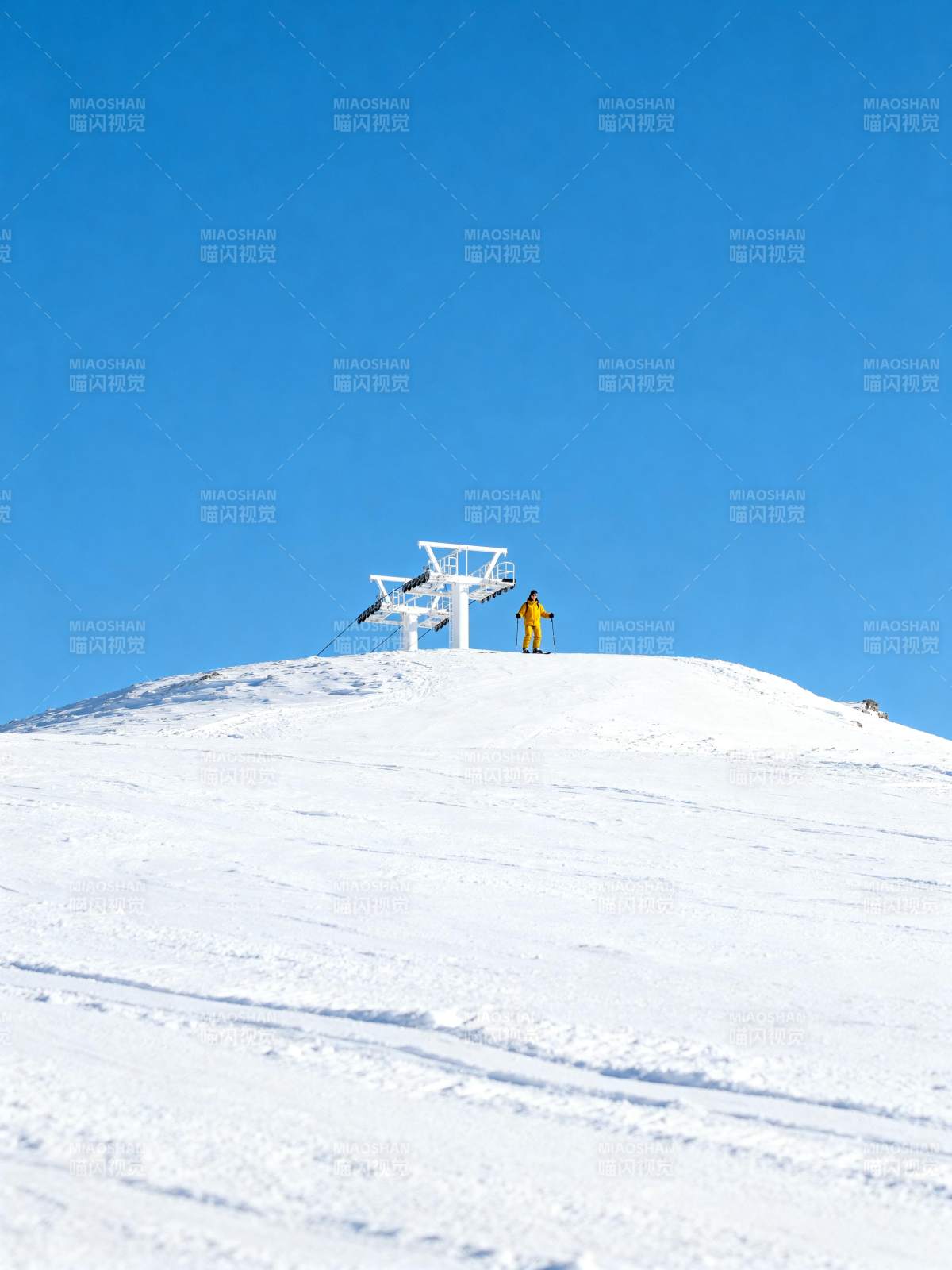 雪顶缆车与滑雪者图片