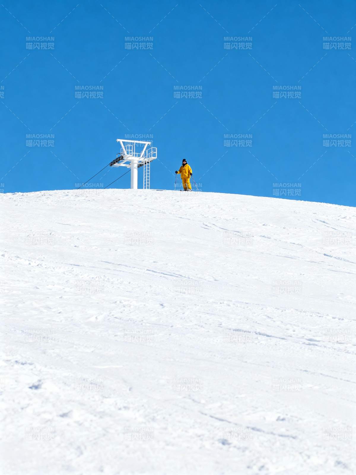 雪顶滑雪者图片