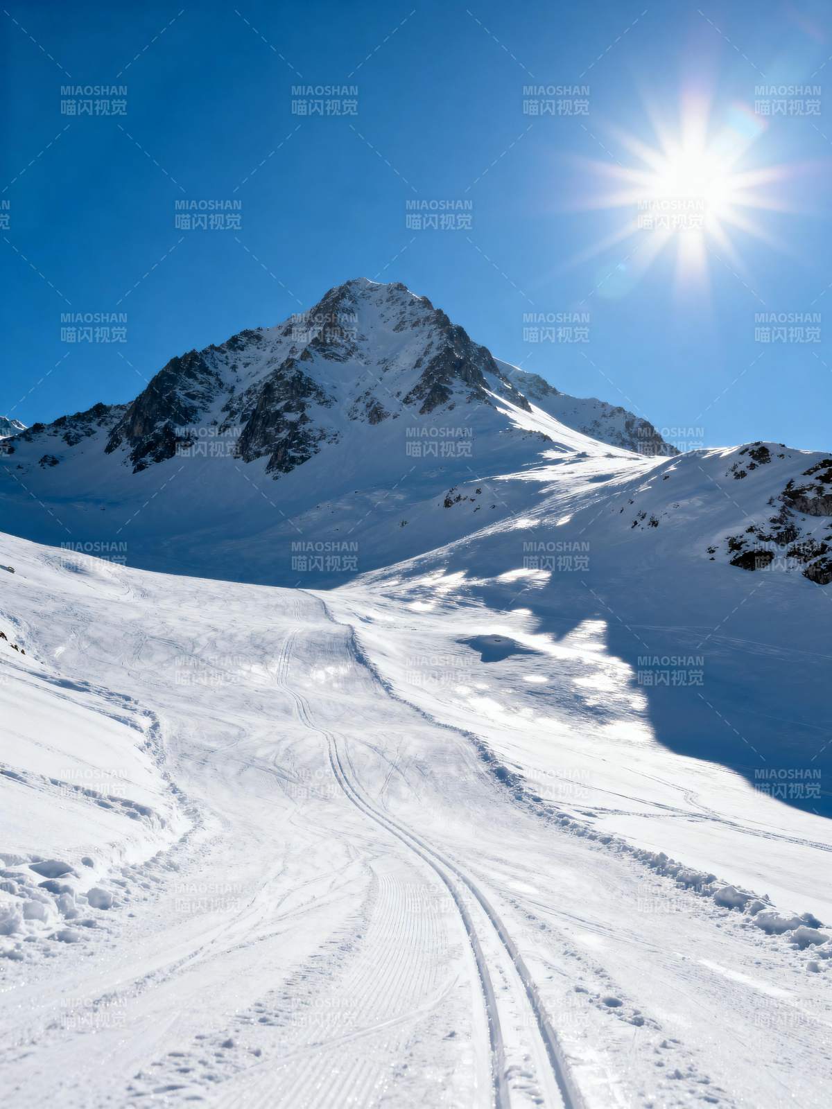 雪山滑雪道图片
