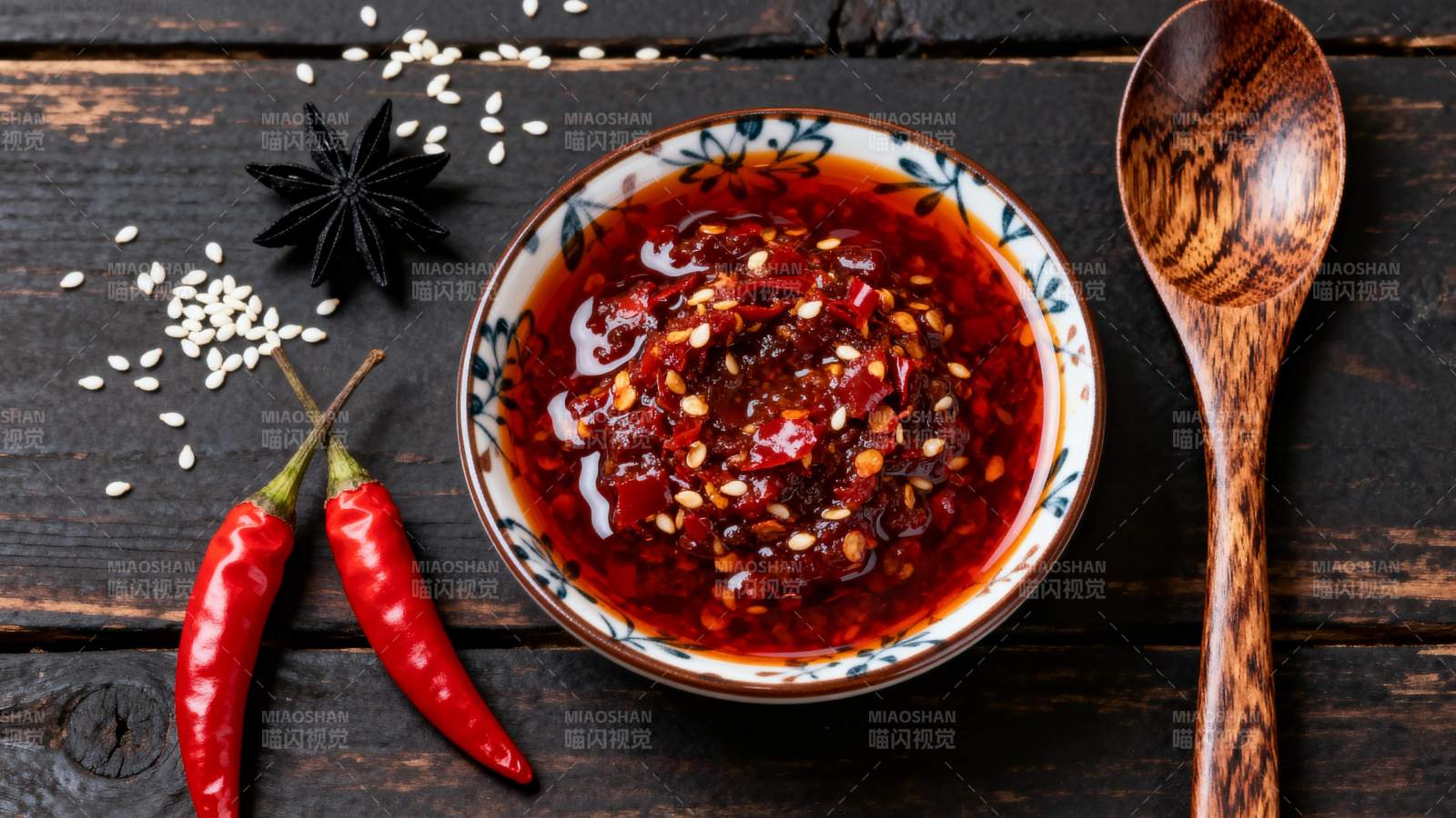 辣酱配红椒与香料图片