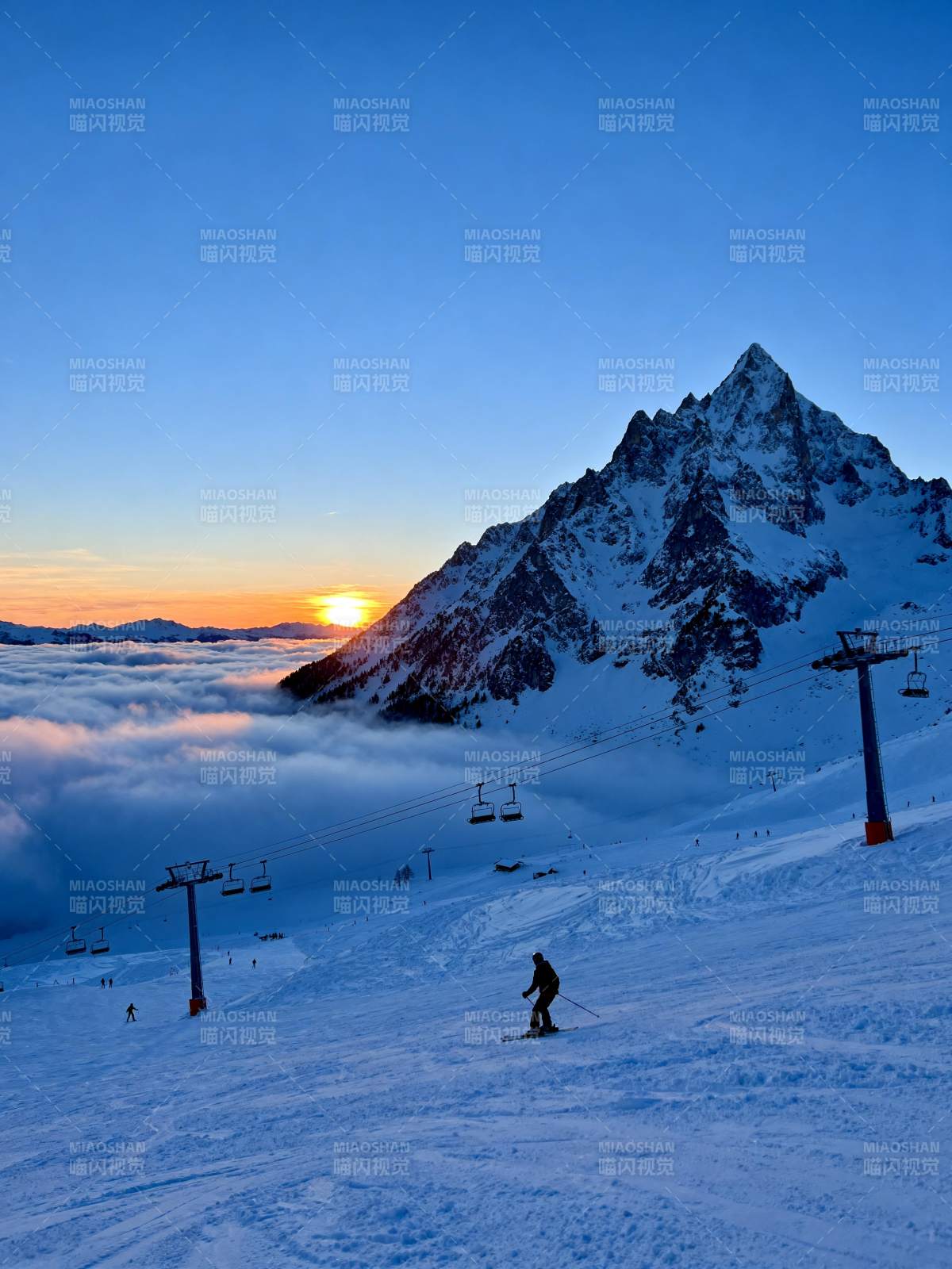 雪山日出滑雪图图片