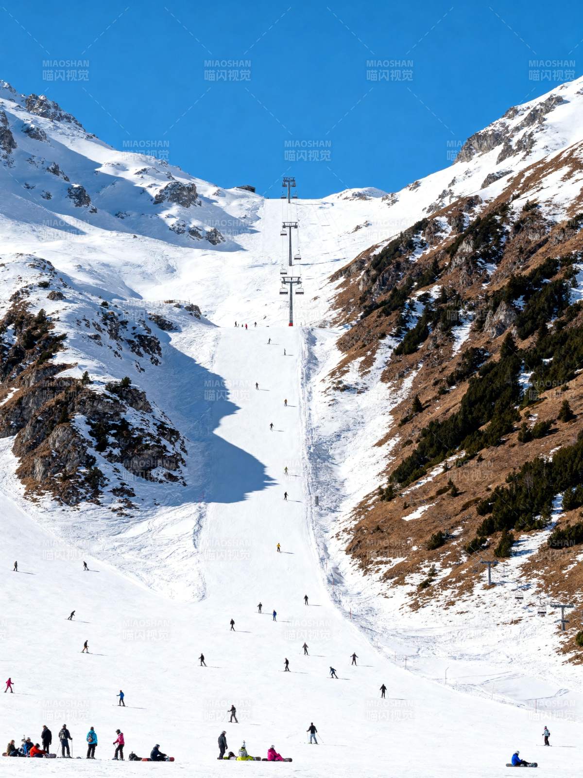 雪山滑雪胜地图片