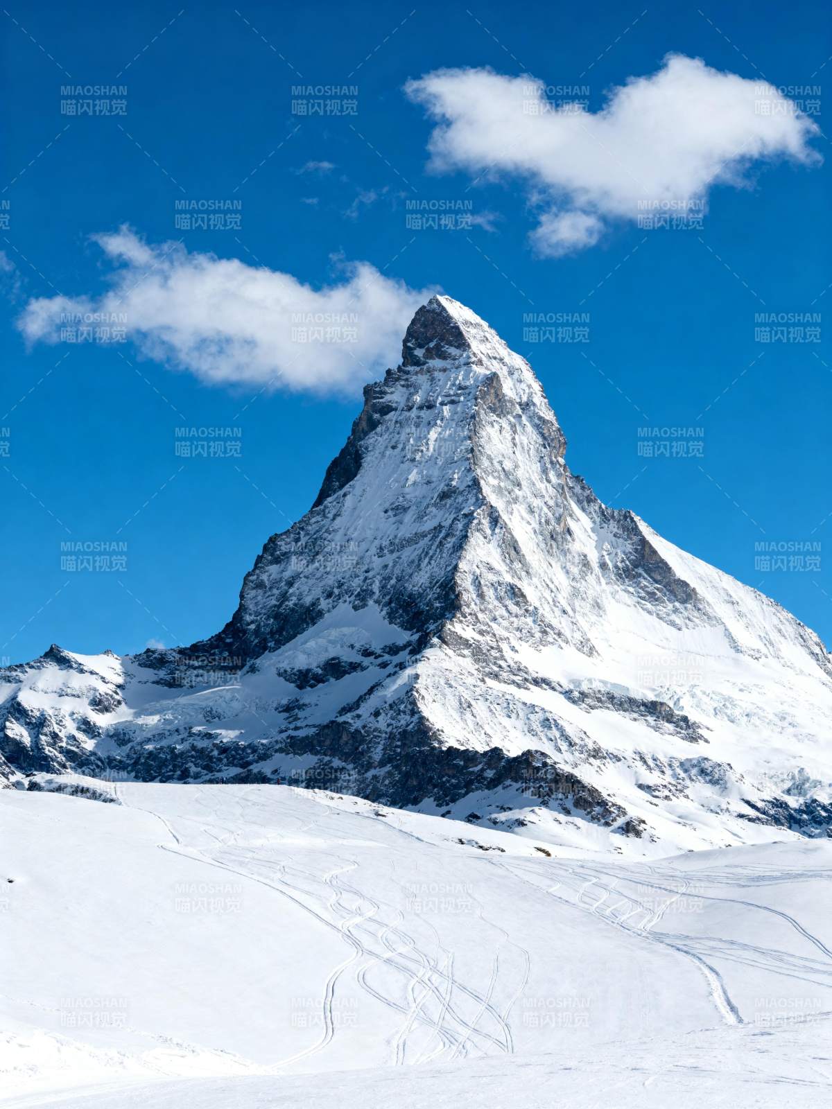 雪山之巅 云影相随图片