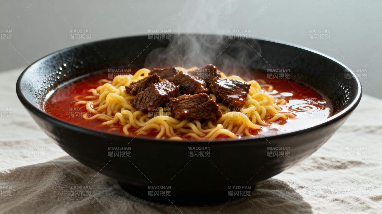 热气腾腾牛肉面图片