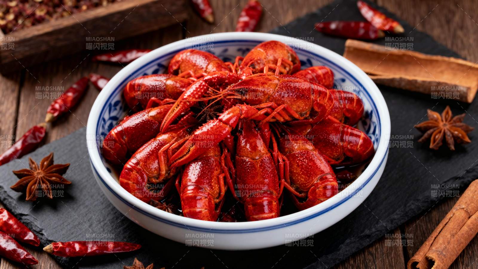 麻辣小龙虾盛宴图片