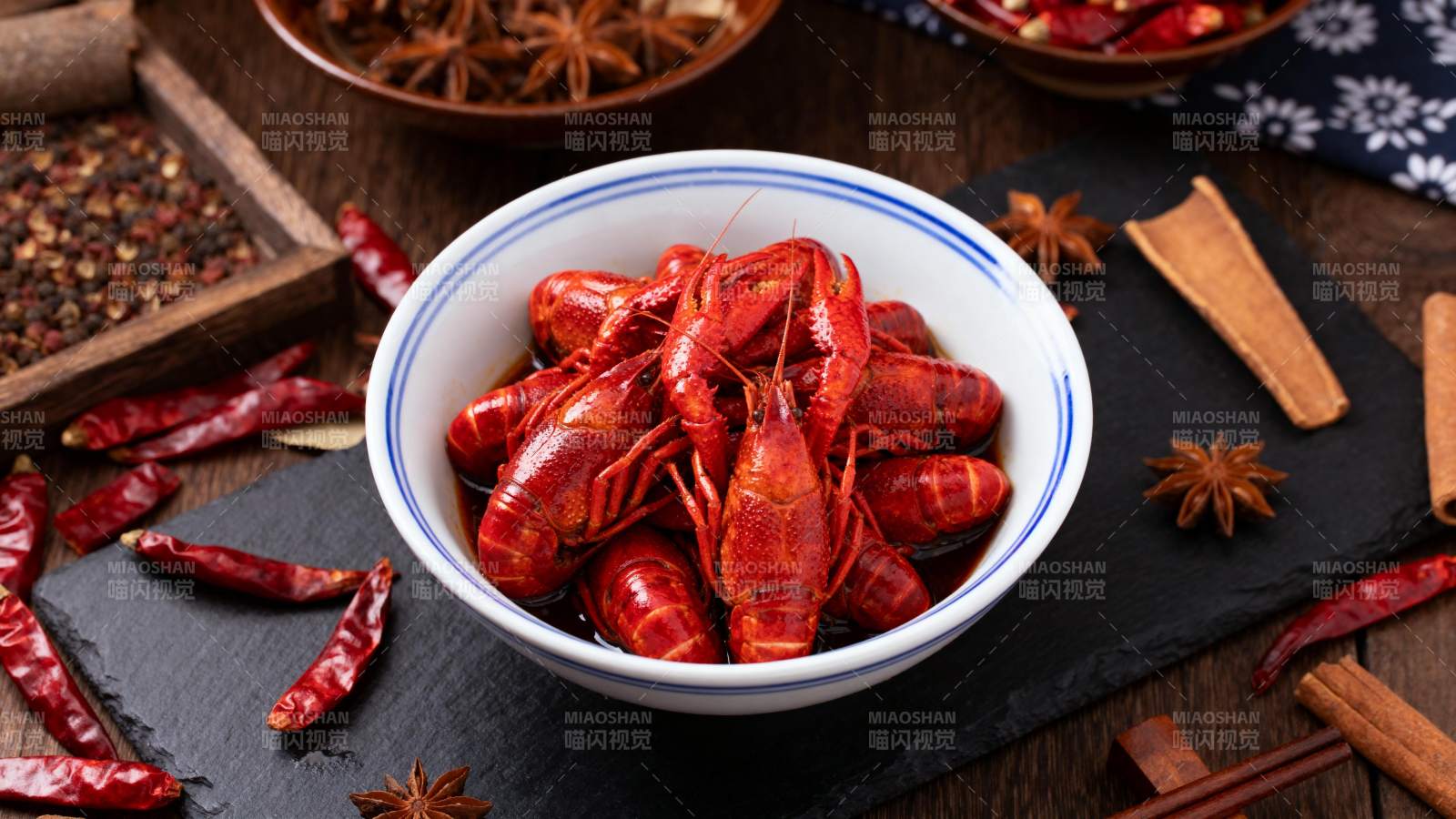 麻辣小龙虾盛宴图片