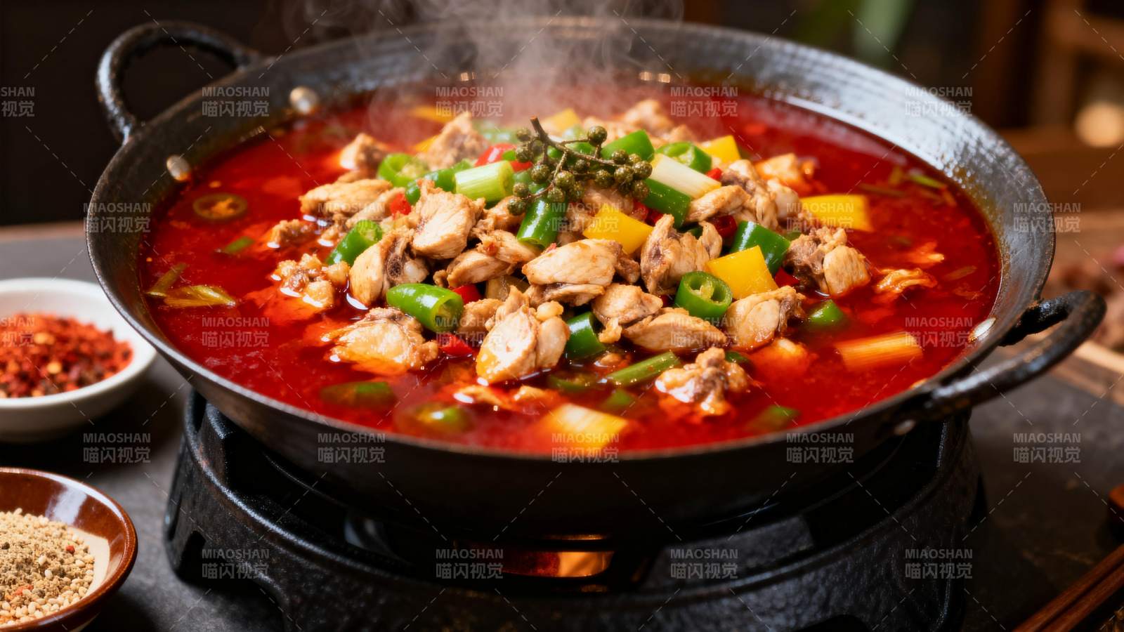 热气腾腾的麻辣锅图片