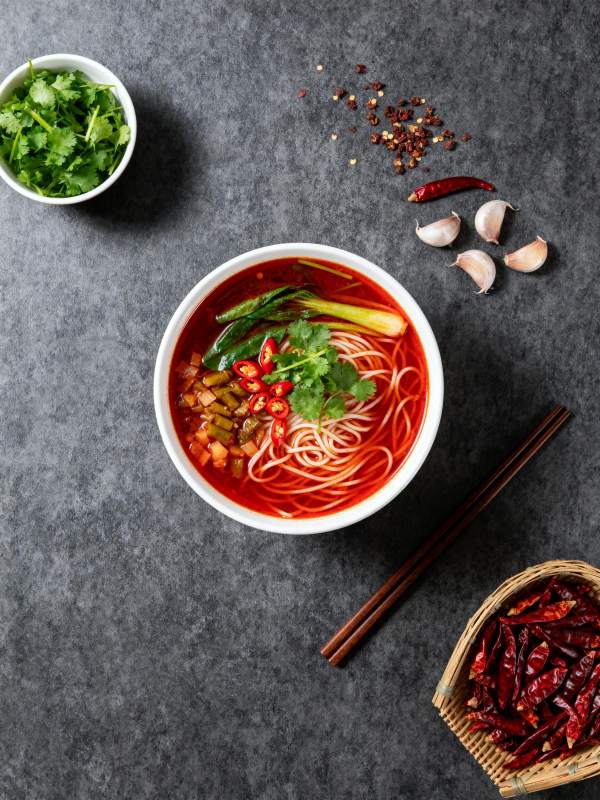 红汤面配香菜辣椒图片
