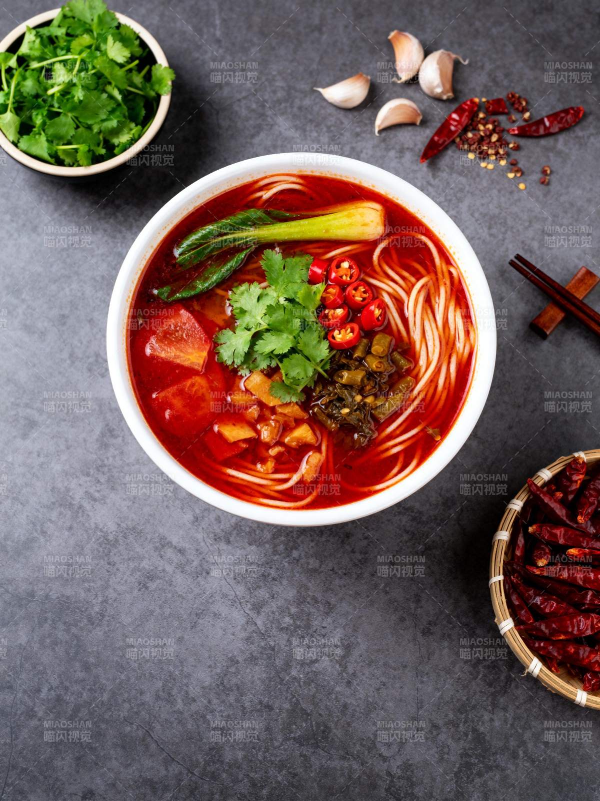 麻辣红汤面图片