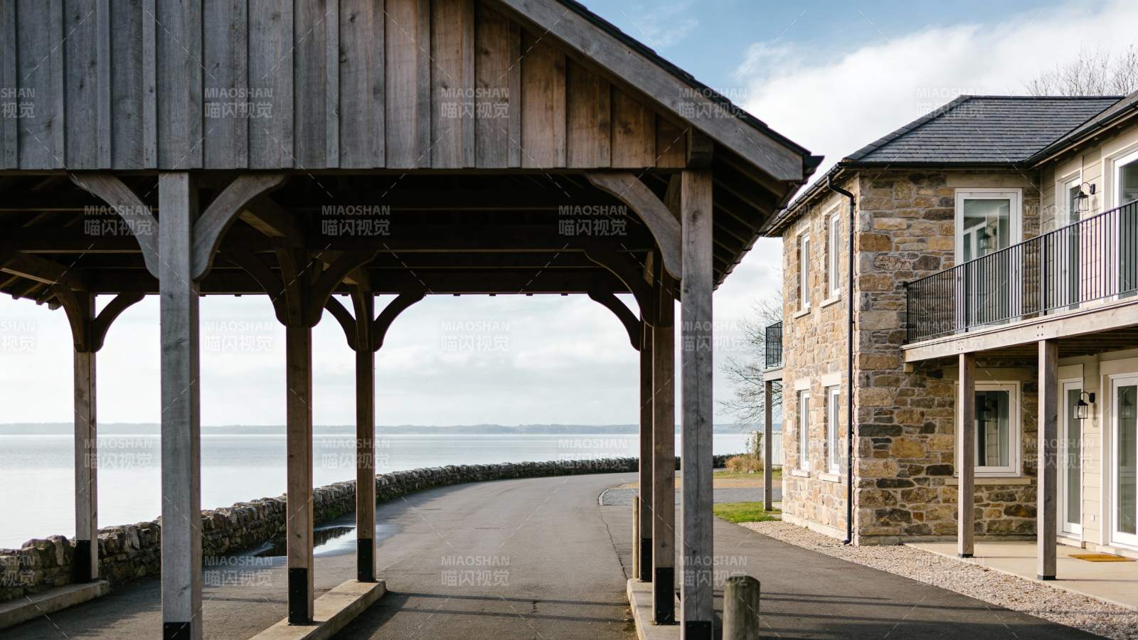 湖畔木屋静谧景图片