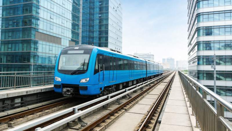 蓝色地铁穿城而过图片