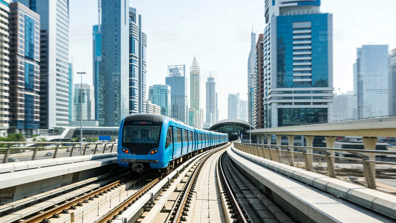 城市轻轨穿行高楼间图片