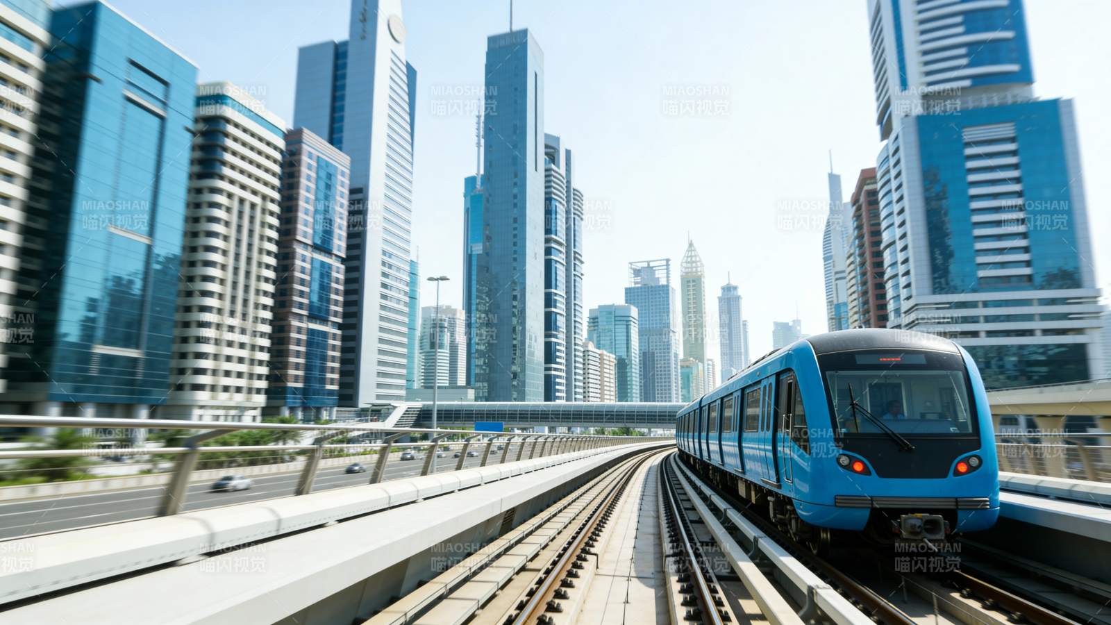 城市轻轨穿行高楼间图片