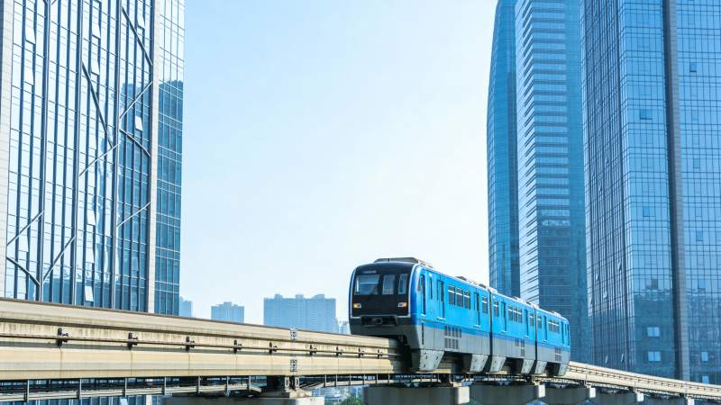 城市轻轨穿楼而过图片