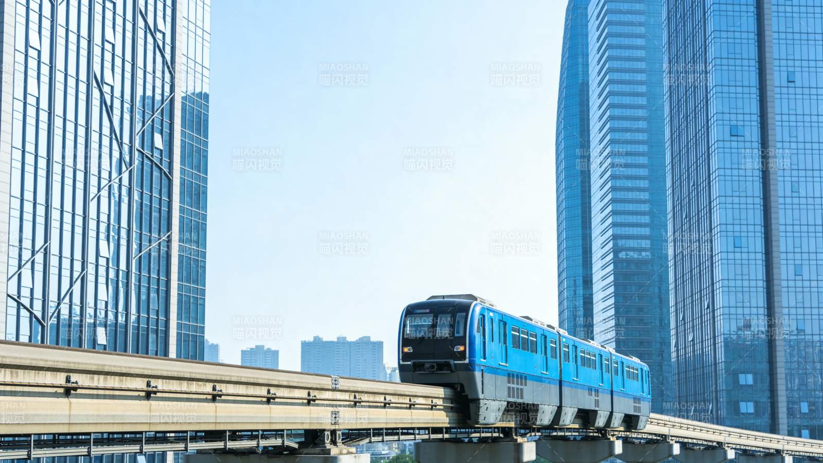 城市轻轨穿楼而过图片