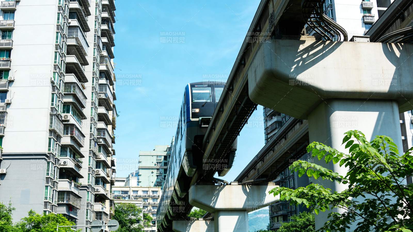 城市轻轨穿行高楼间图片