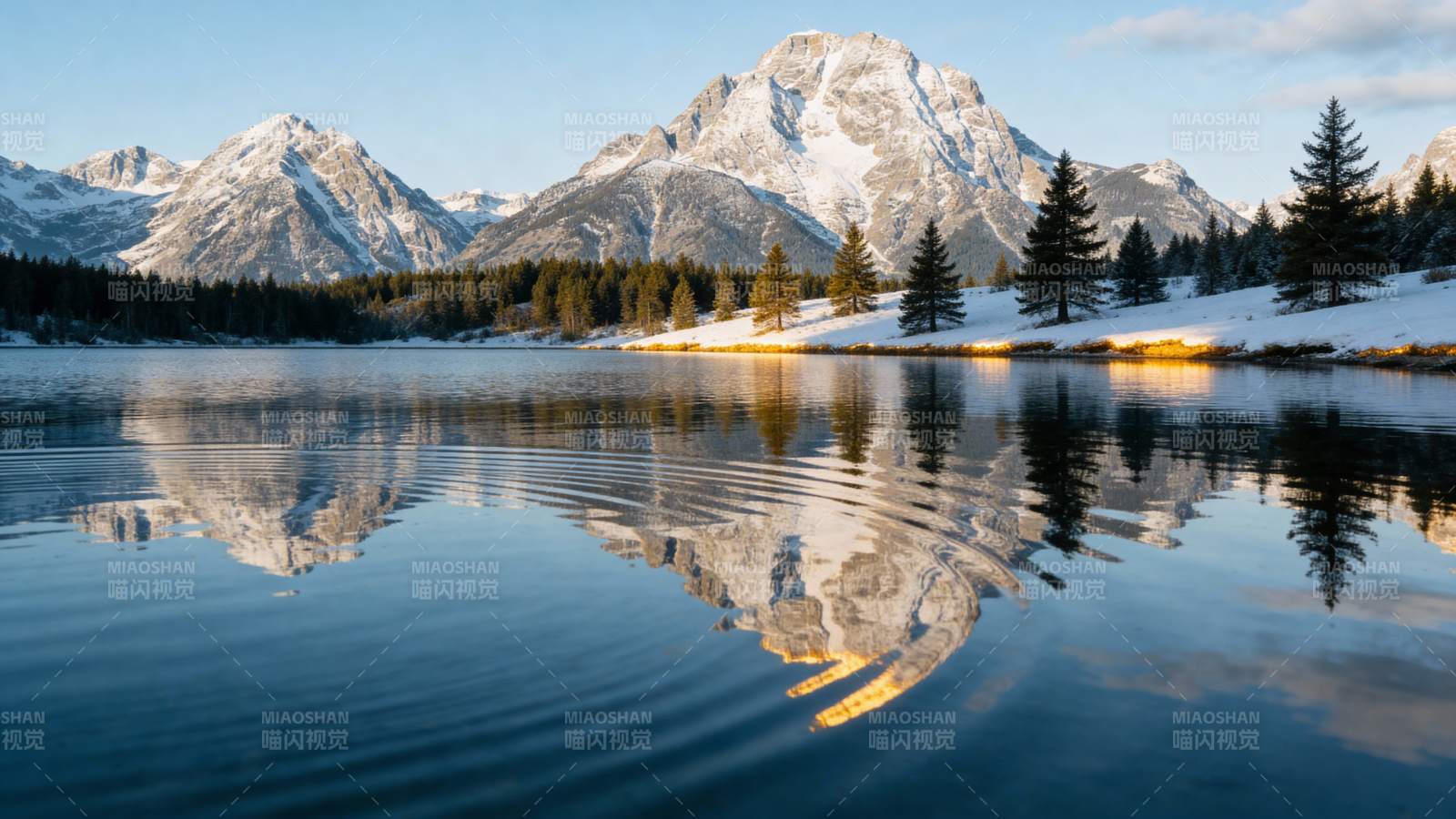 雪山倒影湖中图片