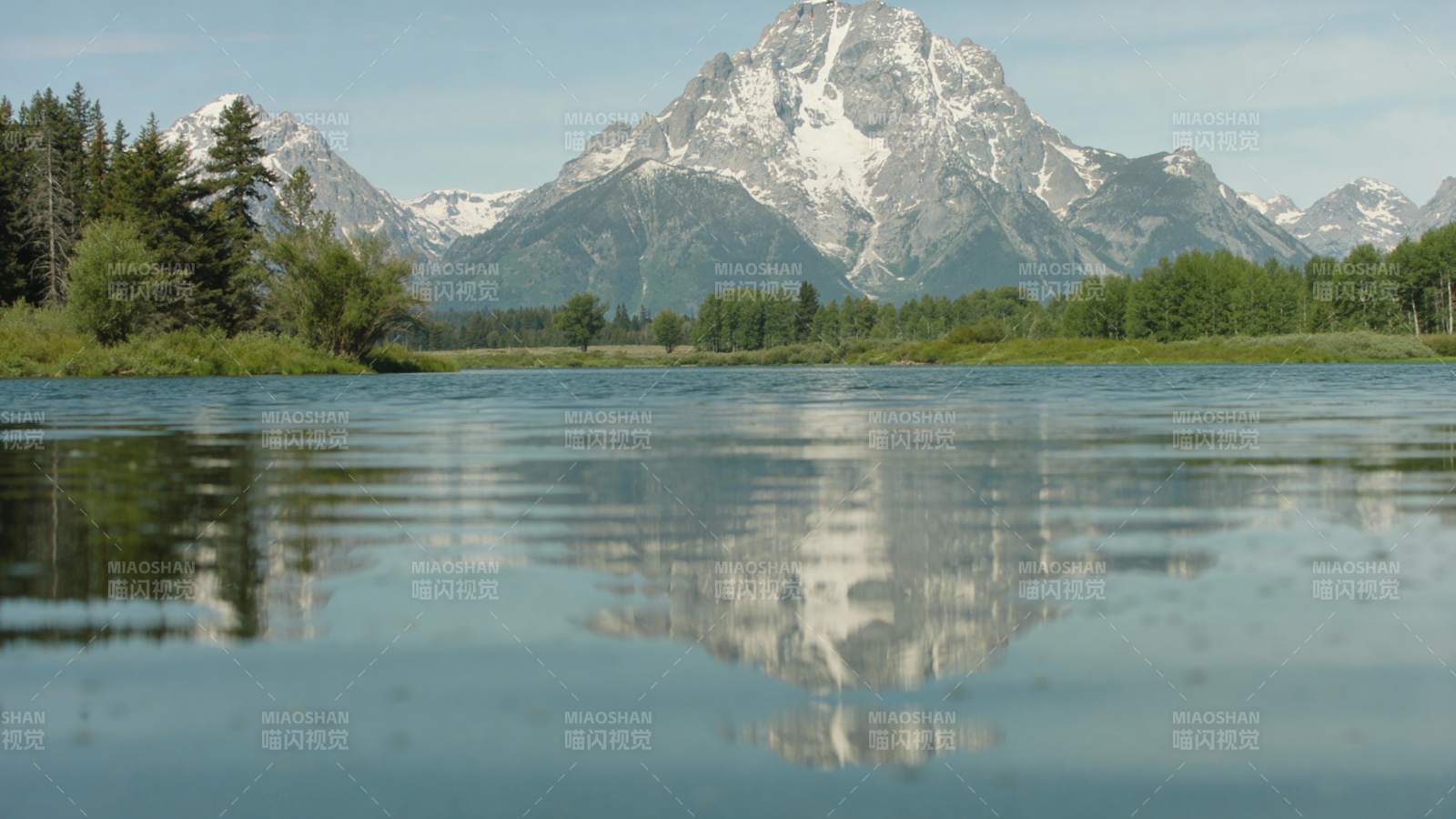 雪山倒影湖中图片