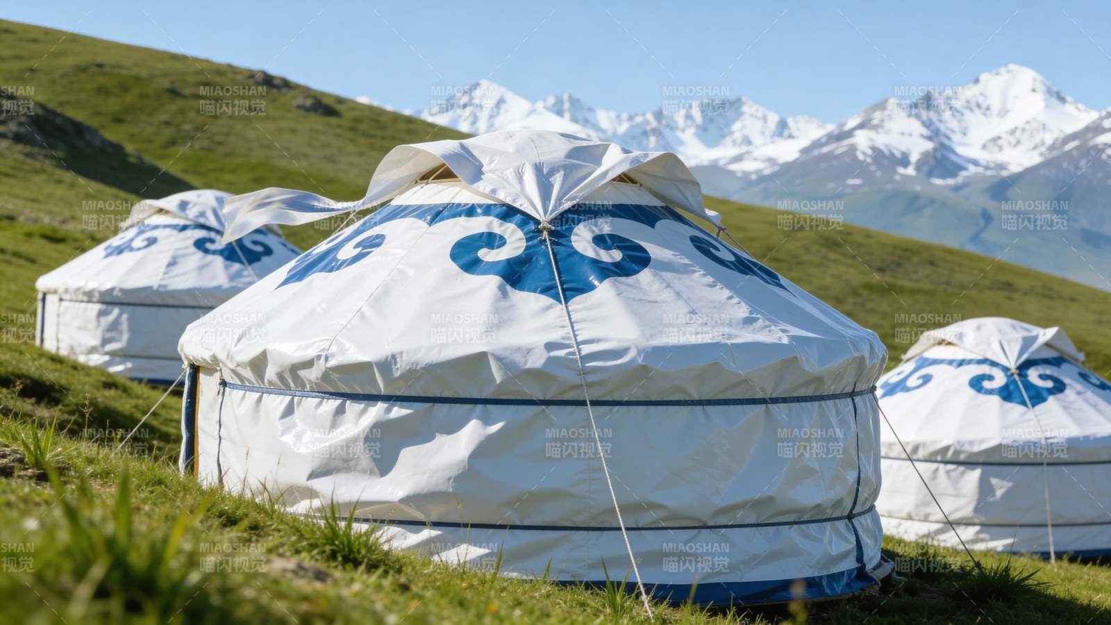 草原上的毡房图片