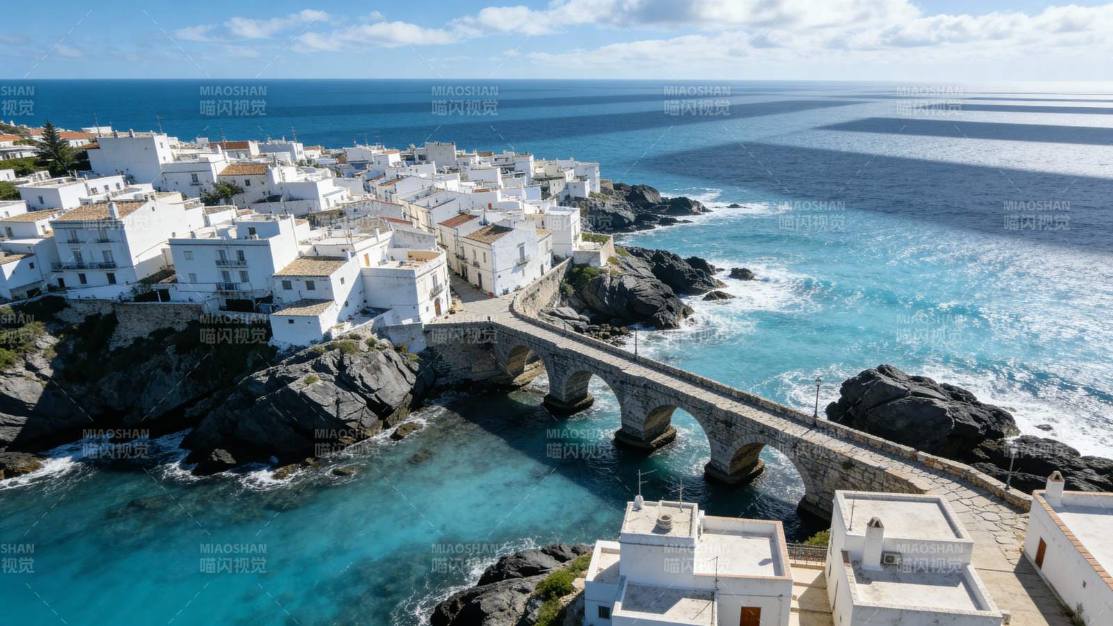 海滨白屋与石桥图片