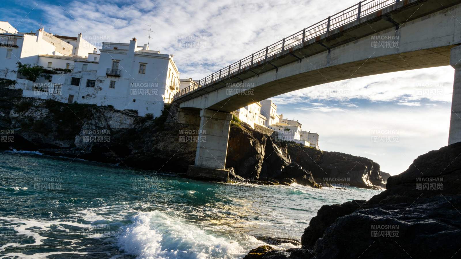 桥下碧海白屋图片