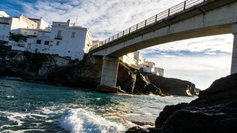 桥下碧海白屋图片