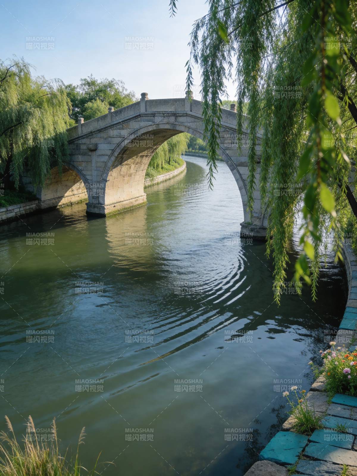 柳桥碧水映晴空图片