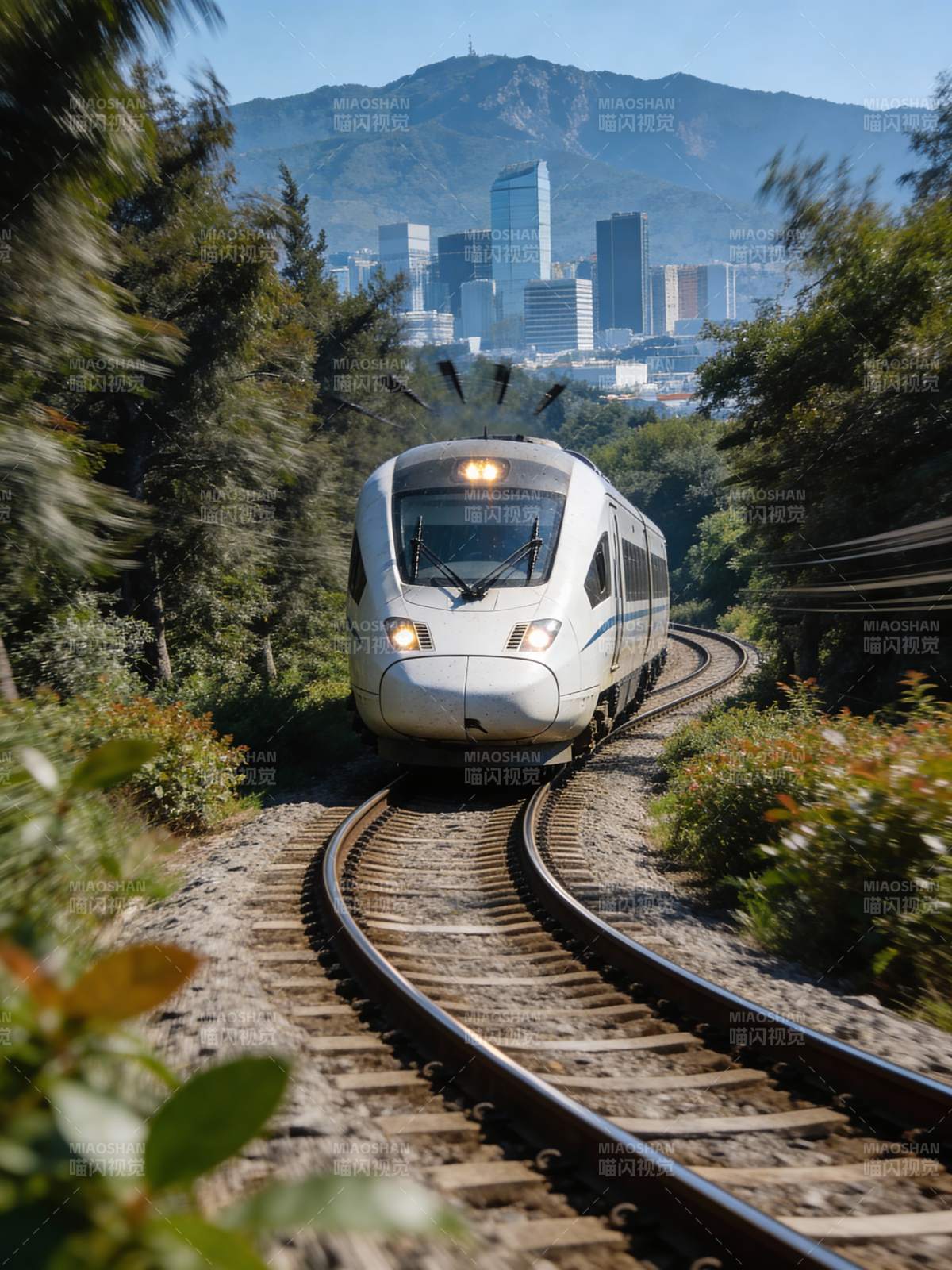 高速列车穿行林间图片