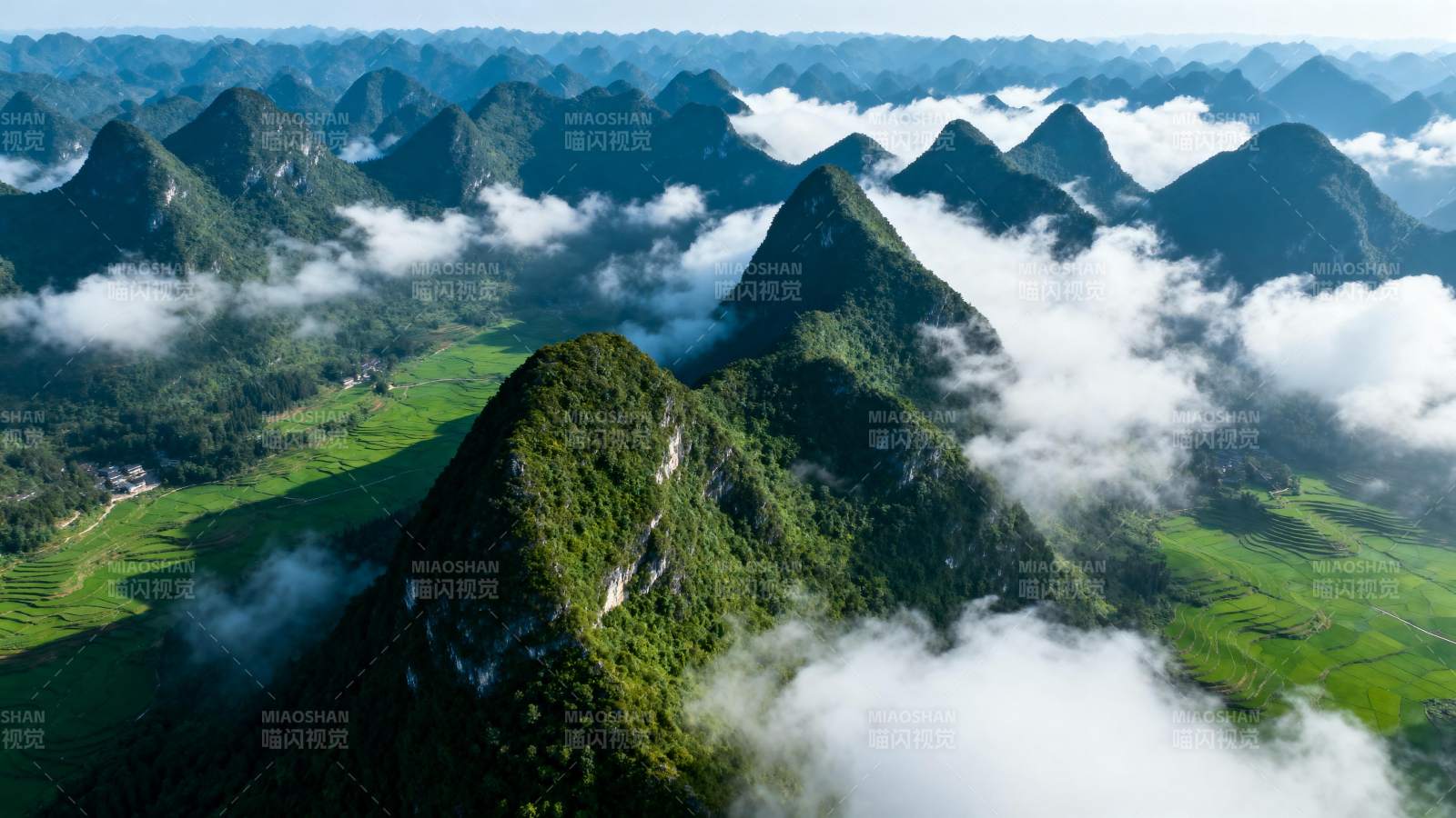 云海山峦翠绿如画图片