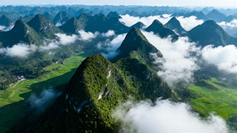 云海山峦翠绿如画图片