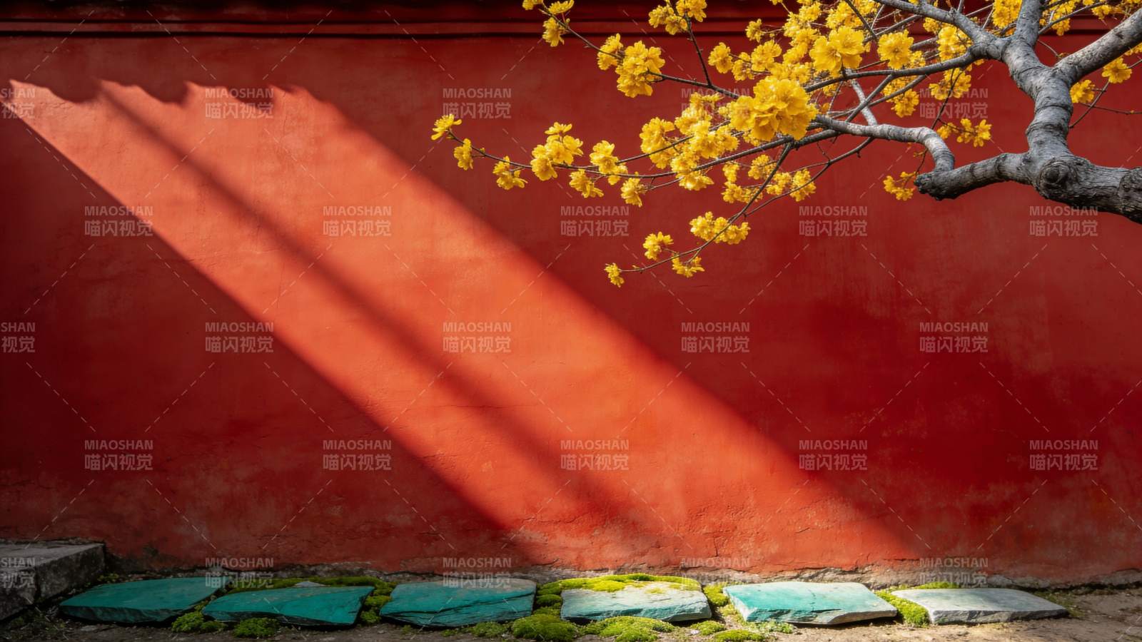 红墙映花影图片