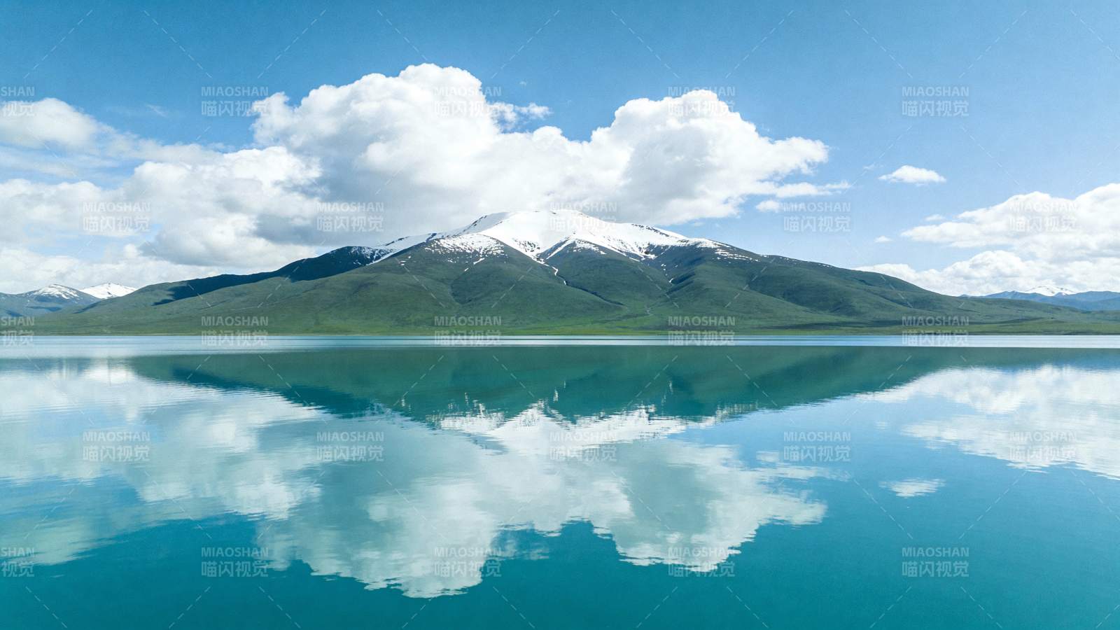 湖光山色映云天图片