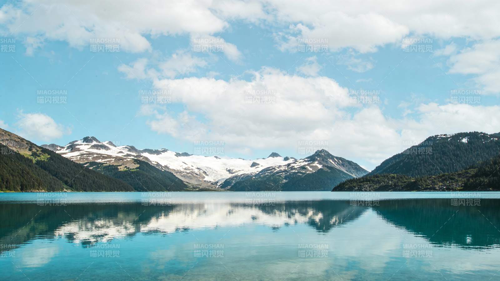 雪山湖镜图片
