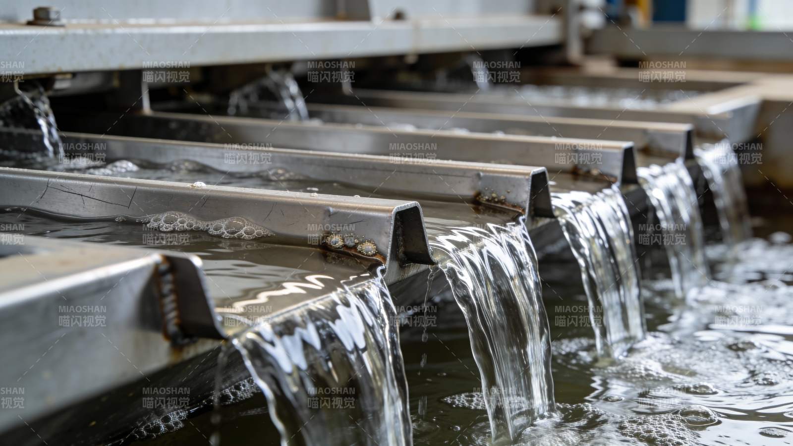 流水线上的水槽图片