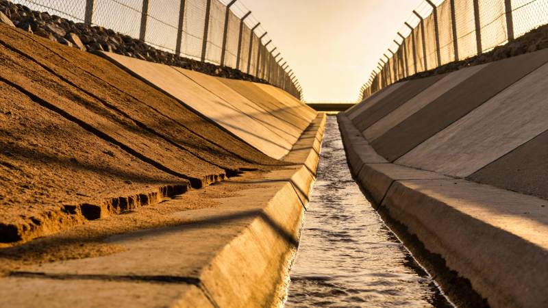 城市排水渠黄昏景图片