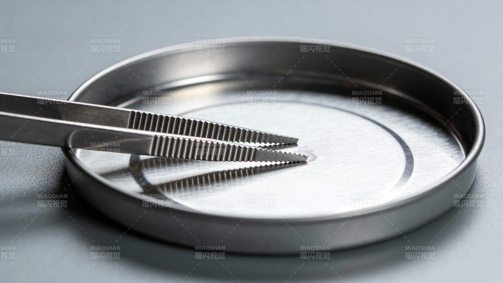 镊子夹取微小物体图片