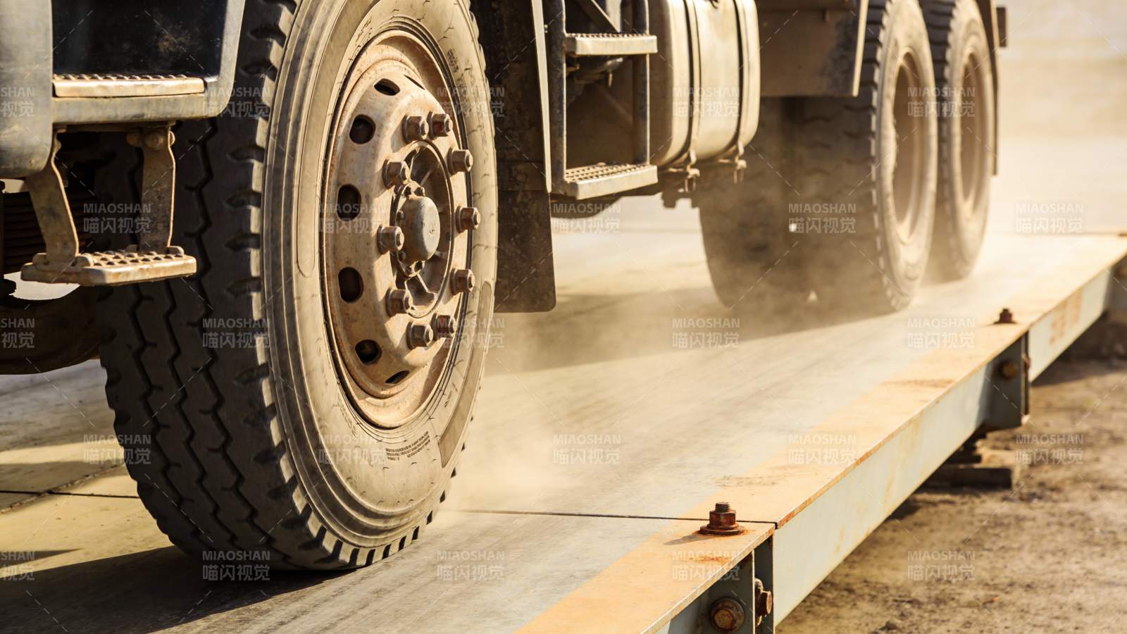 卡车驶过钢板图片