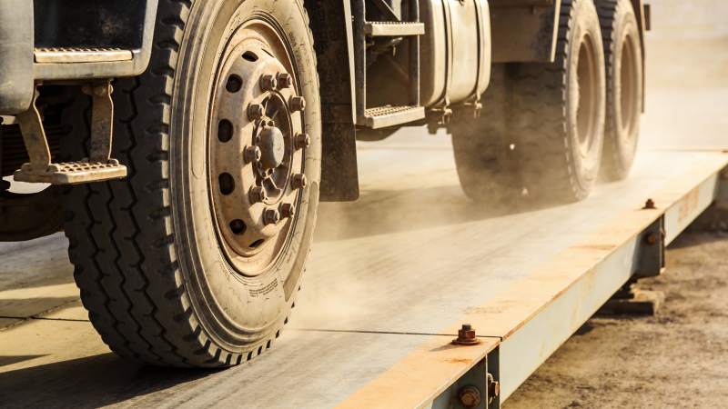 卡车驶过钢板图片