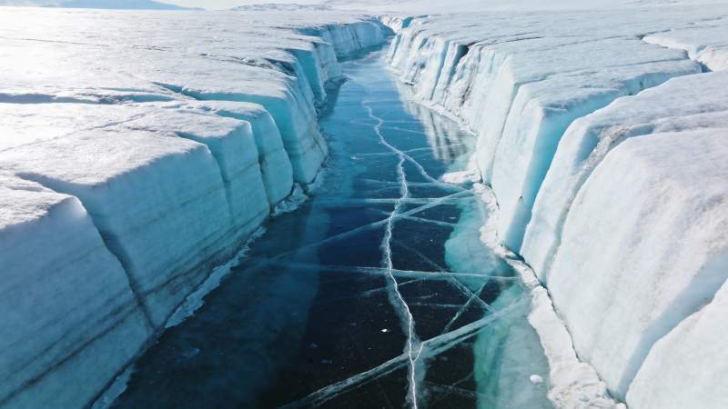 冰川裂缝深邃幽蓝图片