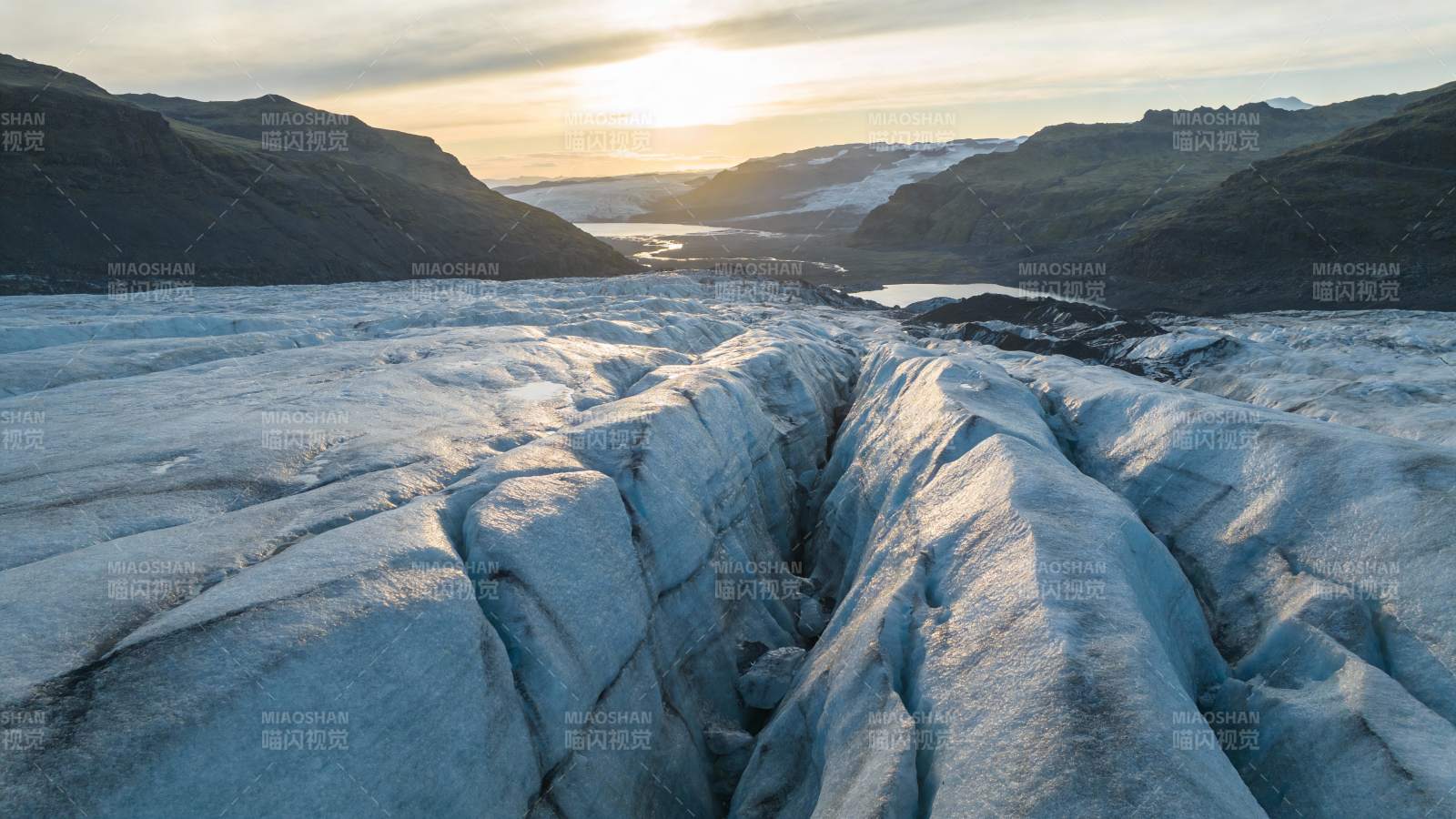 冰川裂缝日落美景图片