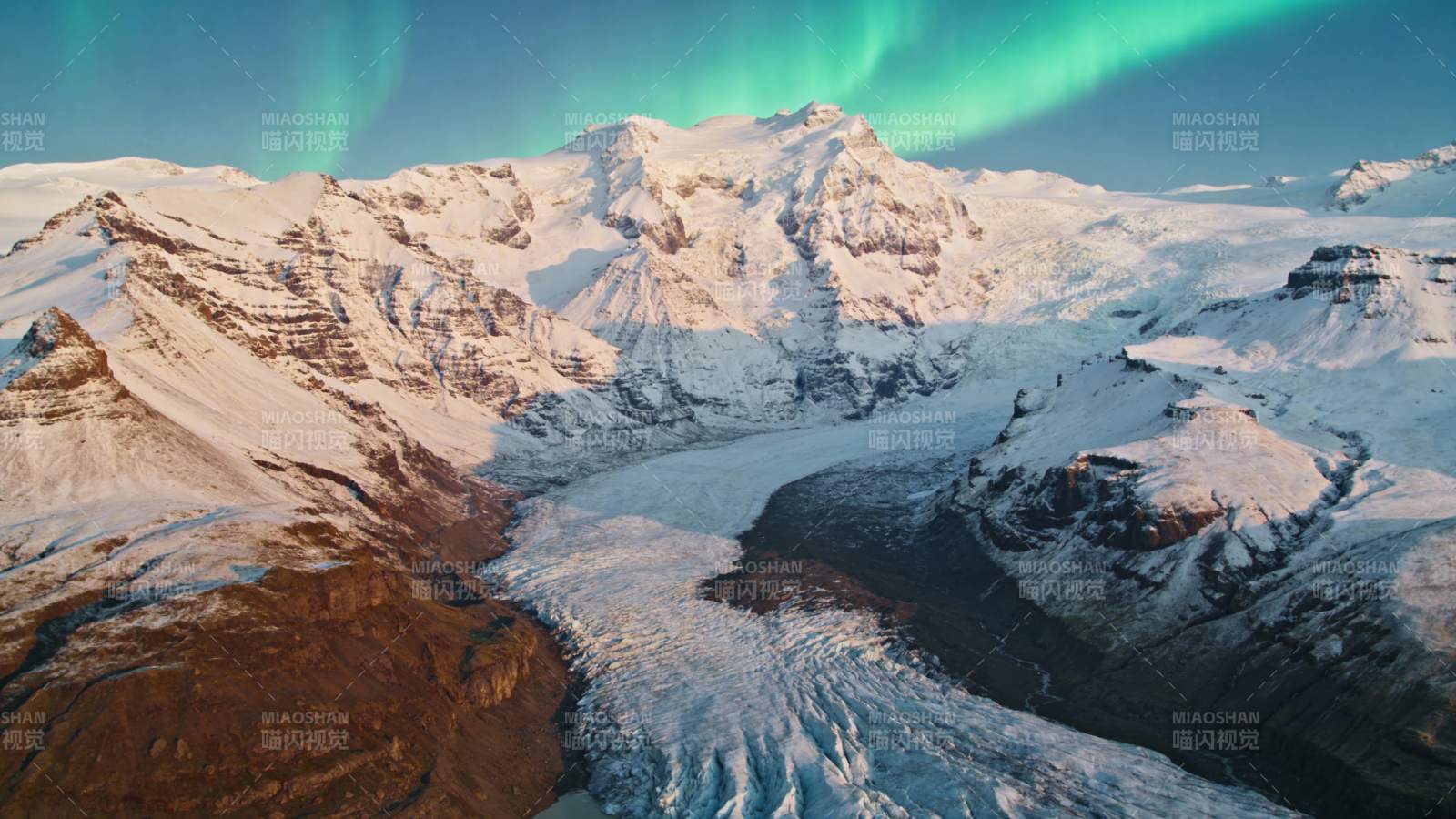 极光映雪山图片