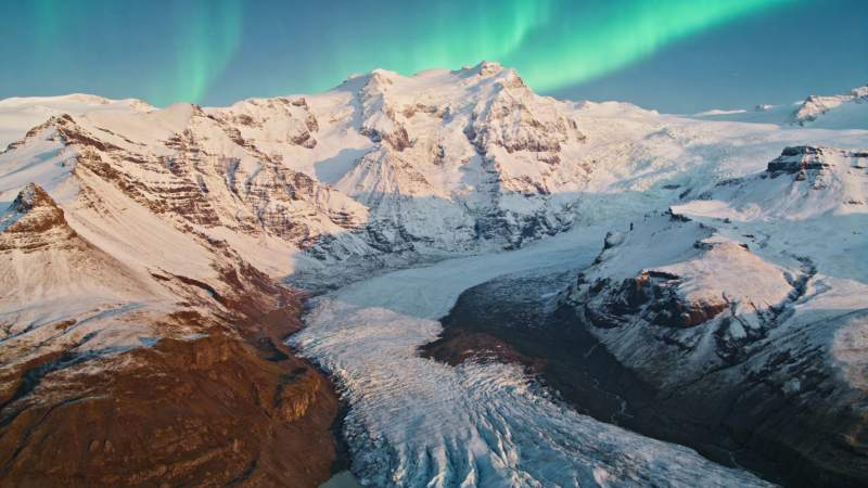极光映雪山图片