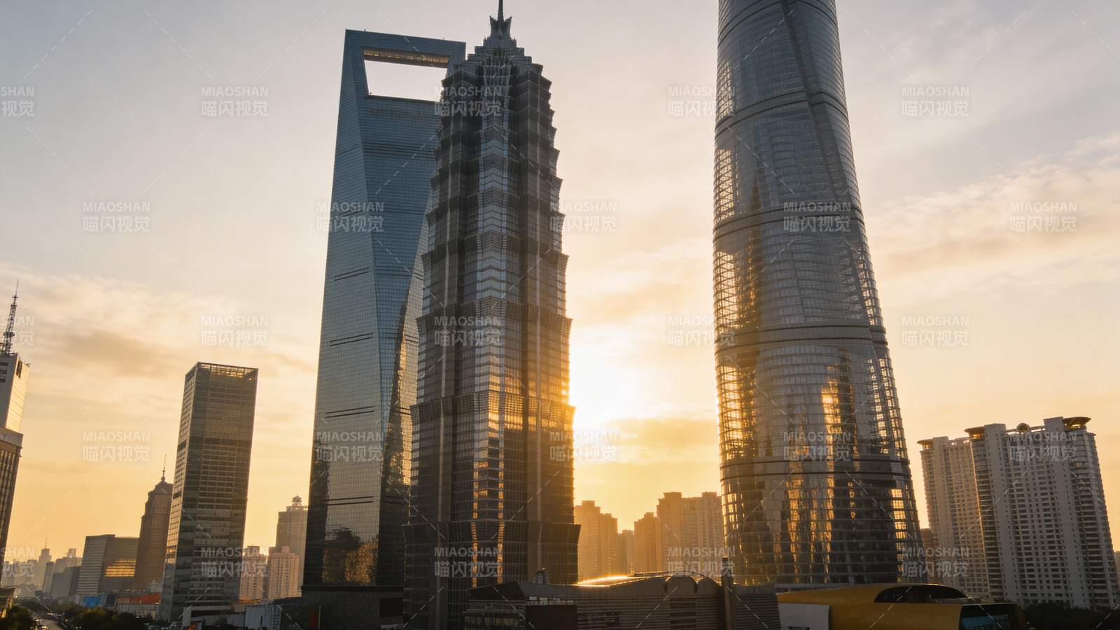 城市天际线日落图片