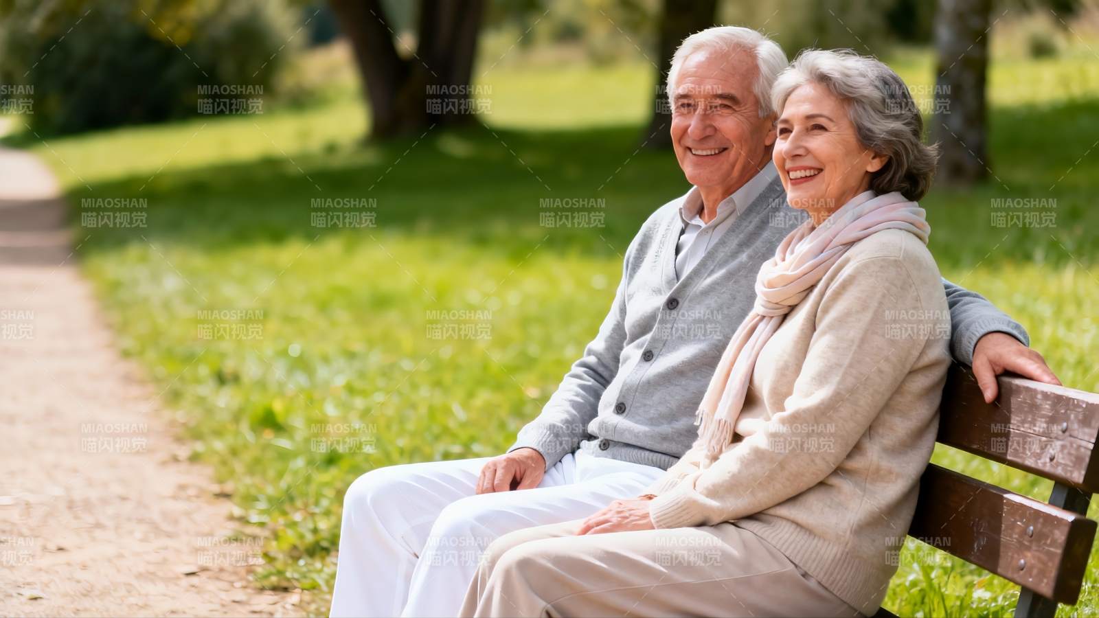 公园长椅上的微笑夫妇图片